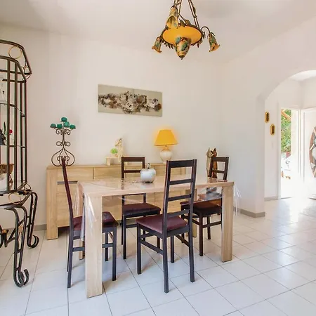 Vakantiehuis Three-bedroom Holiday In Cervione