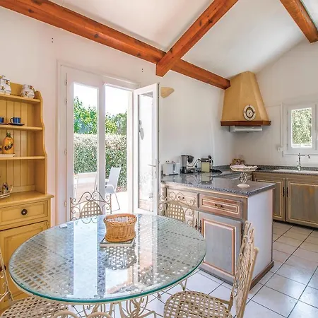 Three-bedroom Holiday In Vakantiehuis Cervione